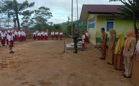 Tanamkan Cinta Tanah Air, Babinsa Jadi Pembina Upacara di Sekolah