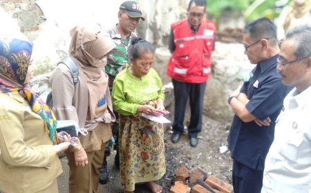 Wujud Kepedulian, Babinsa Adiwerna Dampingi Penyerahan Bantuan Bencana Alam