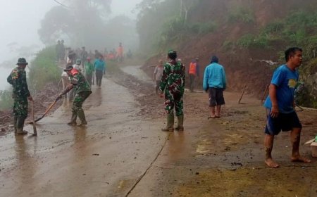 Koramil 09 Karangreja dan Berbagai Unsur Bersihkan Longsoran