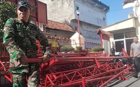 Menyambut Perayaan Imlek, Anggota Koramil Tegal Barat Bantu Persiapan Imlek