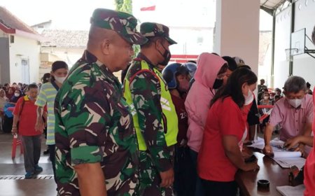 Babinsa Koramil 01 Tegal Barat Amankan Pasar Murah Jelang Perayaan Imlek