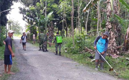 Babinsa Koramil Slawi Gotong Royong Bersama Warga Bersihkan Lingkungan