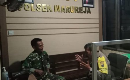 Babinsa Koramil 04 Warureja Komsos Dengan Anggota Polsek