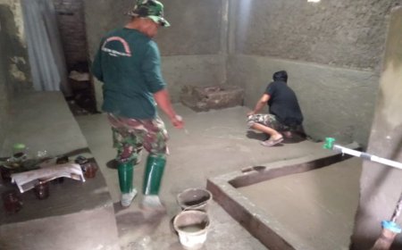 Manunggal Bersama Rakyat, Babinsa Koramil Adwerna Bantu Renovasi Rumah Warga