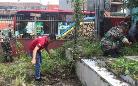 Jelang Imlek, TNI-Polri dan Pemcam Sokaraja Bersihkan Klenteng
