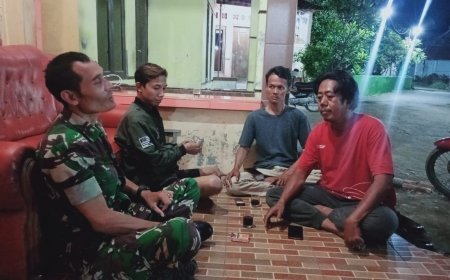 Komsos Di Malam Hari, Babinsa Talang Pantau Situasi Wilayah Binaan