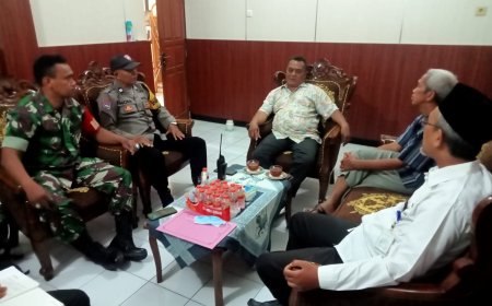 Babinsa Koramil Tegal Barat Rembug Kamtibmas Bersama Lurah Kemandungan