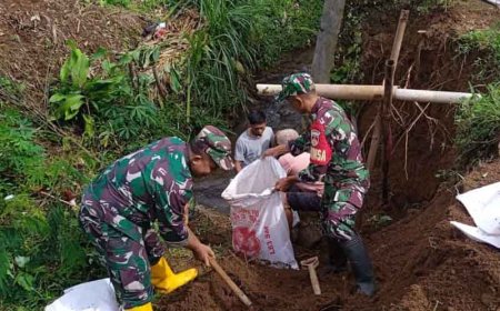 Gerak Cepat Babinsa Koramil 11 Punggelan Membantu Warga Melaksanakan Karya Bakti