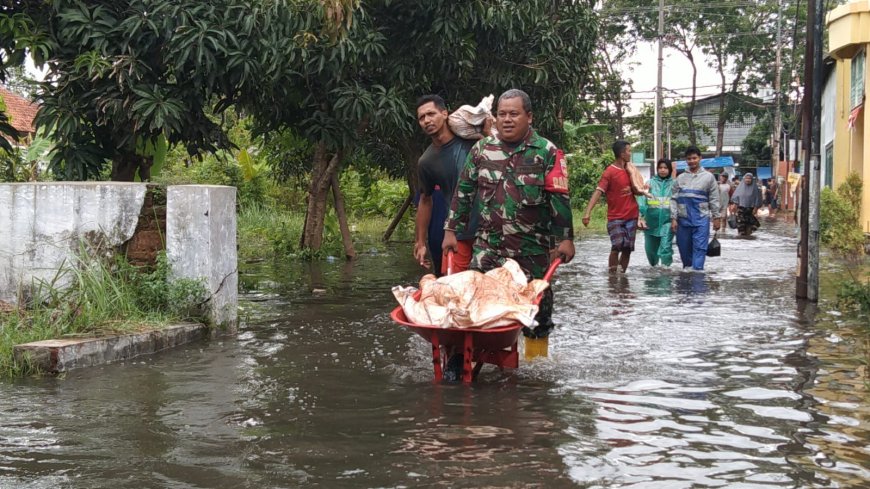 Tanggul Sungai Jebol, TNI Bersama BPBD, Relawan dan Masyarakat Buat Tanggul Darurat