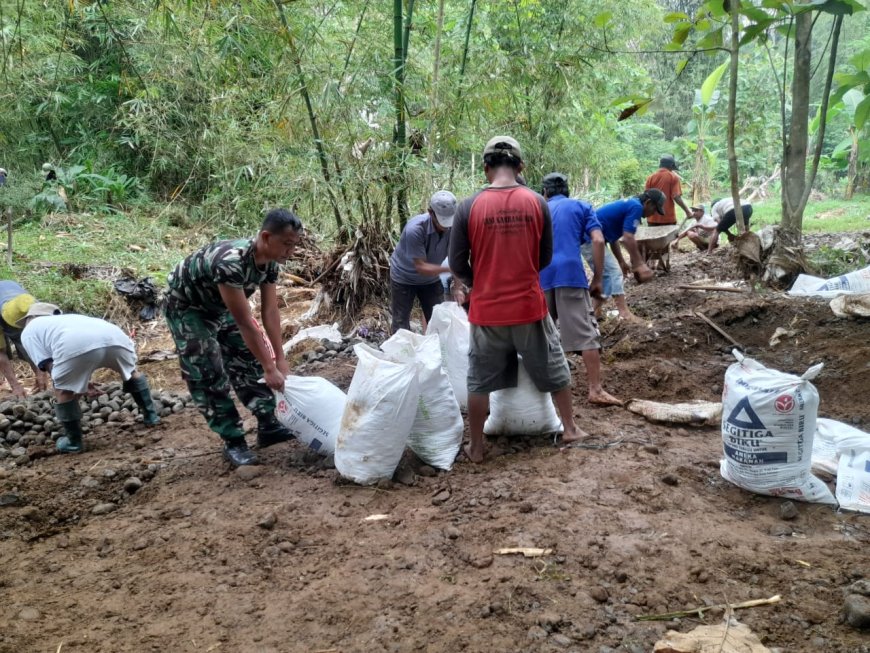 Antisipasi Gagal Panen, Koramil Banyumas Adakan Karya Bakti Membuat Tanggul