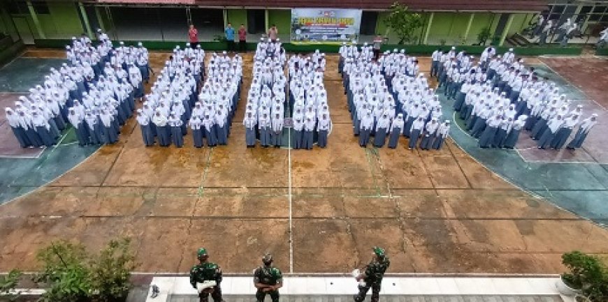 Pekan Disiplin Siswa Babinsa Latih PBB Siswa Siswi SMA Negeri 1 Karangkobar