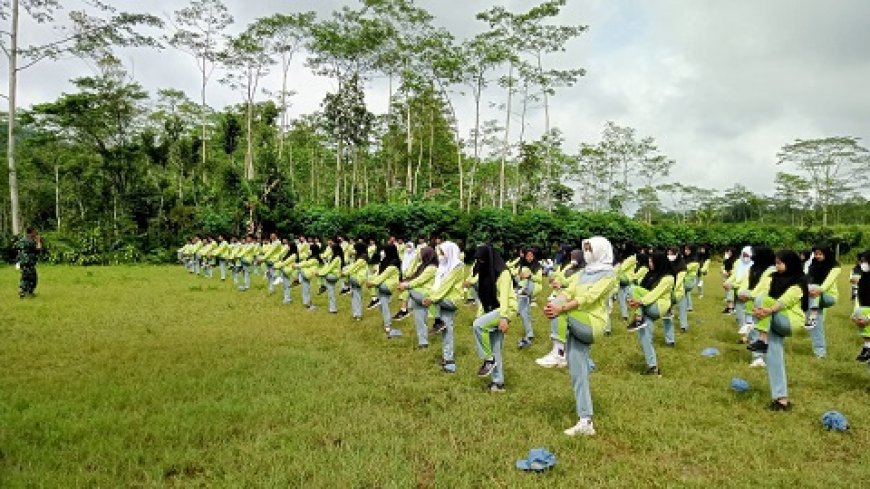 Terapkan Disiplin Pada Siswa, Babinsa Ajarkan PBB Di SMK Maarif NU 1 Karangkobar