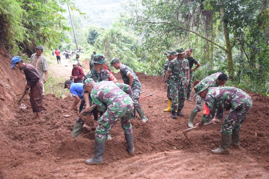 TNI Bersama Warga Buka Akses Jalan Tertutup Longsor