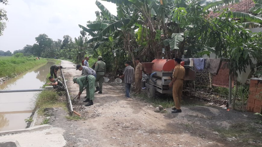 Permudah Akses Jalan, Babinsa Talang Karya Bakti Bersama Masyarakat Bangun Jalan Rabat Beton