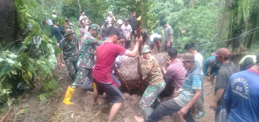 Longsor Kembali Terjadi, TNI Bersama Warga Buka Akses Jalan Yang Tertutup Material
