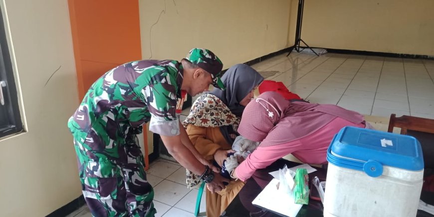 Babinsa Dampingi  pemberian imunisasi polio dan campak kepada anak balita
