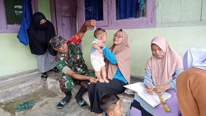 Babinsa Koramil 18 Pagentan pendampingan Posyandu Desa Kayuares