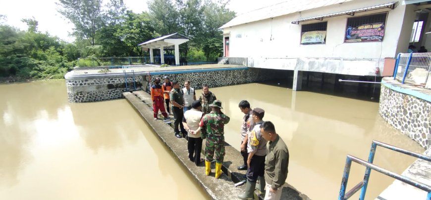 Dandim 0712 Tegal Tinjau Lokasi Banjir di Kecamatan Sumurpanggang