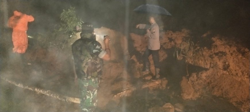 Danramil Turun Langsung cek Longsoran Tebing Tutup Jalan Kabupaten