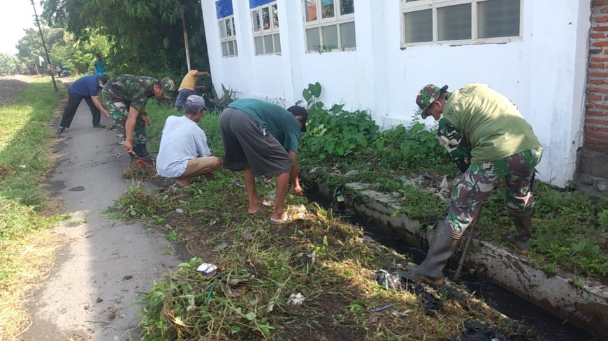 Cegah Banjir, Koramil 08 Talang Gotong royong Bersama Warga Bersihkan Parit
