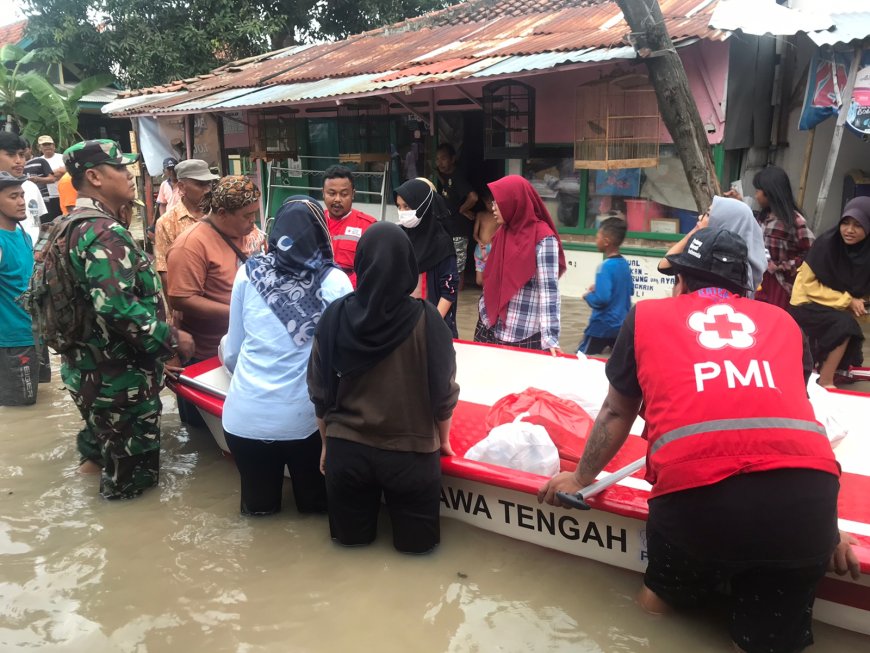 Babinsa Koramil Dukuhturi Dampingi dan Distribusikan langsung Bantuan Korban Banjir
