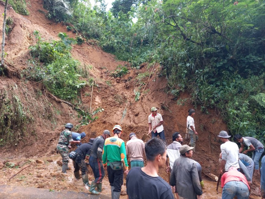 Personel Kodim 0704 Banjarnegara beserta Masyarakat dan Relawan Turun Langsung Kerja Bakti Longsoran Tebing