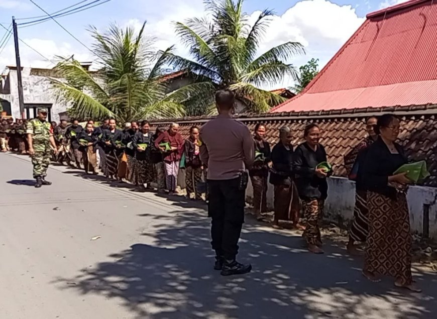 Babinsa Jatilawang Ikuti Tradisi Budaya Leluhur Perlon Rikat
