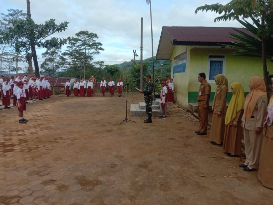 Tanamkan Cinta Tanah Air, Babinsa Jadi Pembina Upacara di Sekolah