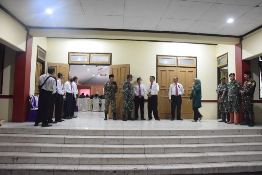 Berikan Rasa Nyaman Dalam Beribadah, Prajurit Kodim 0710/Pekalongan Bersama Ormas Islam Lakukan Pengamanan Natal