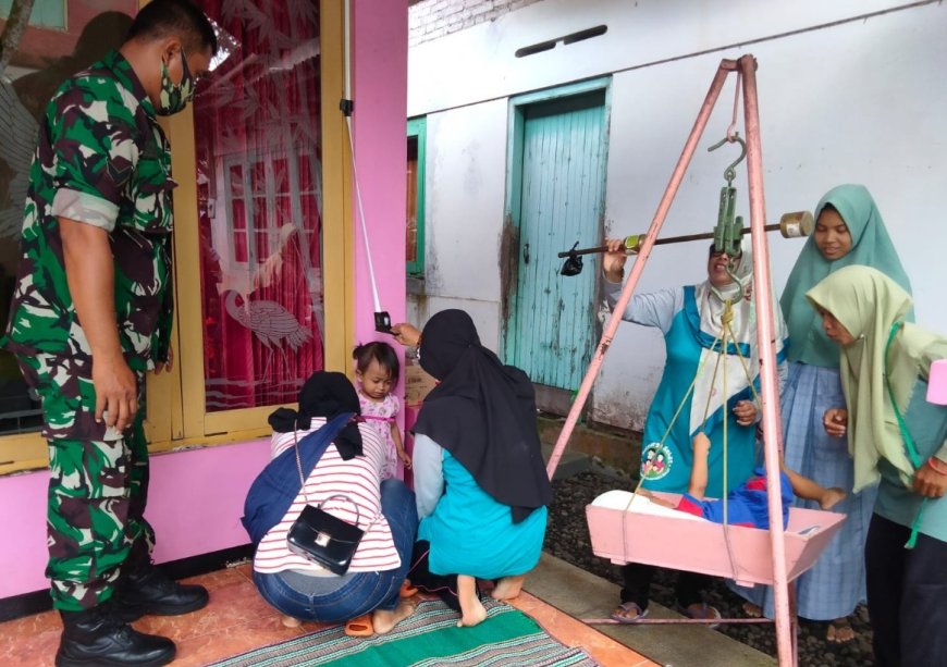 Peduli Pertumbuhan Anak, Babinsa Mersi Dampingi Kegiatan Posyandu