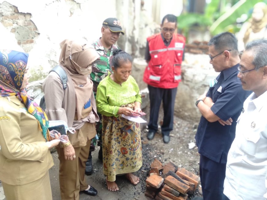 Wujud Kepedulian, Babinsa Adiwerna Dampingi Penyerahan Bantuan Bencana Alam