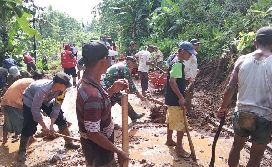 Wujud Pengabdian Kepada Rakyat, Babinsa Bantu Bersihkan Saluran Air