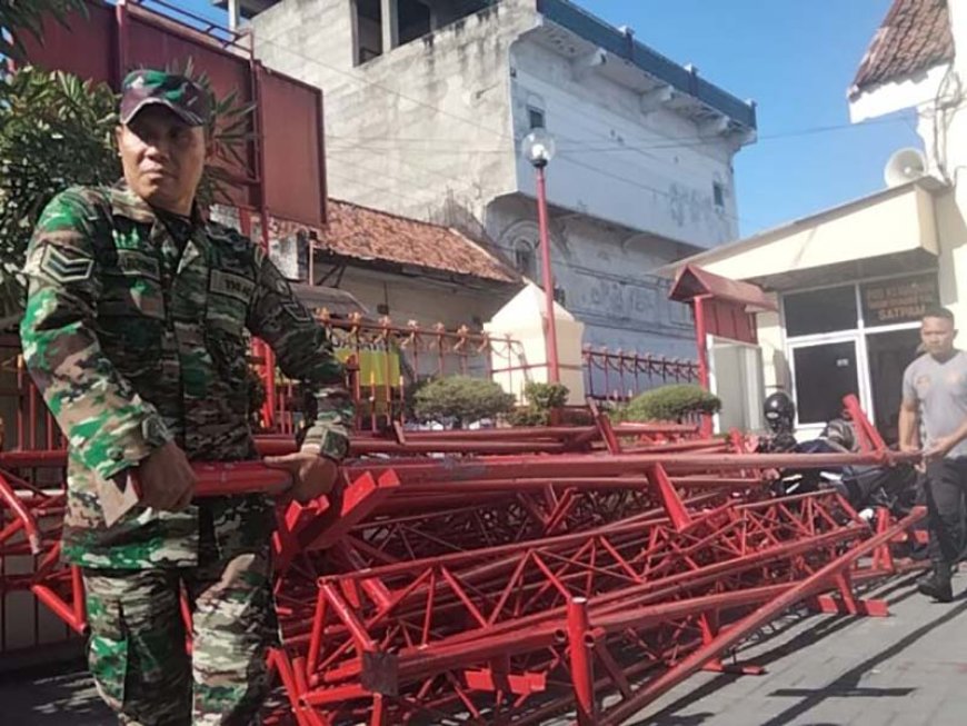 Menyambut Perayaan Imlek, Anggota Koramil Tegal Barat Bantu Persiapan Imlek