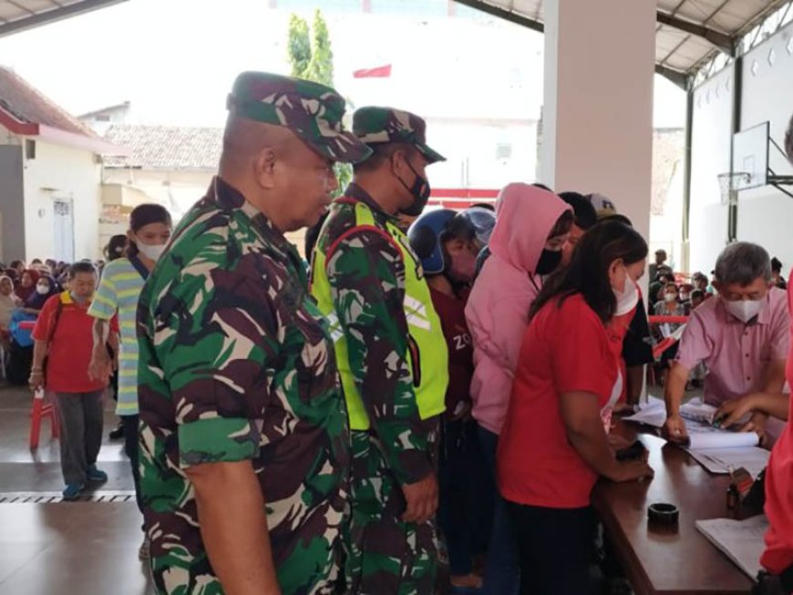 Babinsa Koramil 01 Tegal Barat Amankan Pasar Murah Jelang Perayaan Imlek