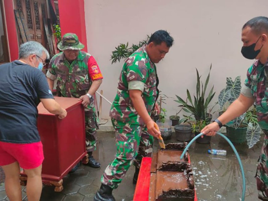 Jelang Imlek, Anggota Kodim 0712 Tegal Bersama Warga Bersihkan Klenteng