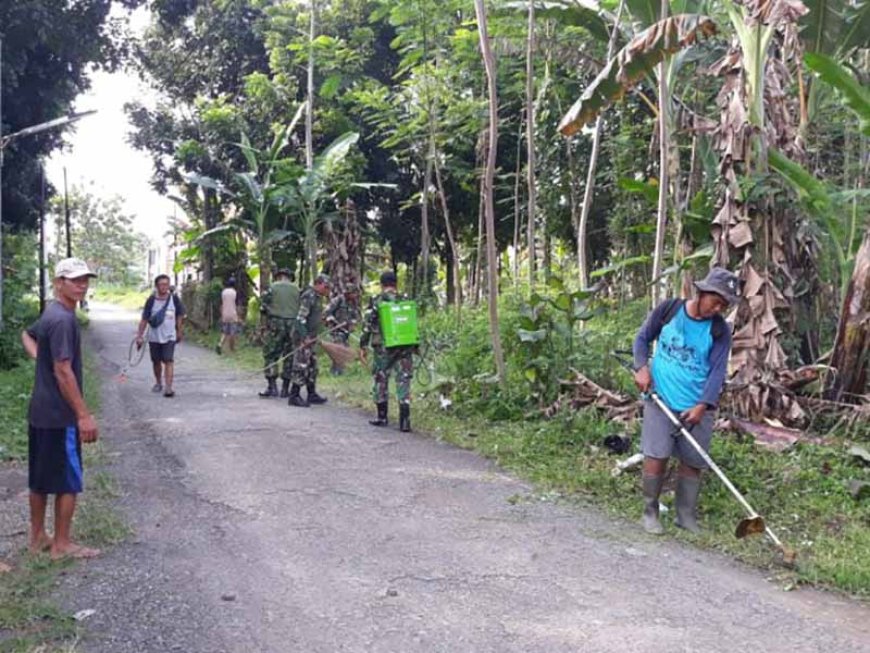 Babinsa Koramil Slawi Gotong Royong Bersama Warga Bersihkan Lingkungan