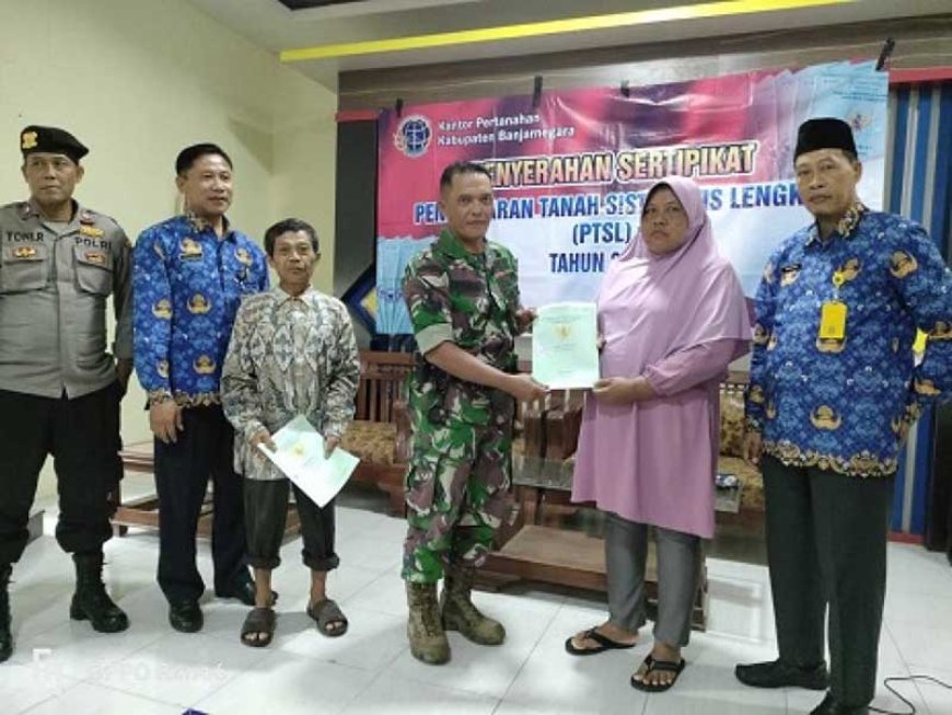 Sertu Heru Karmanto Hadiri Penyerahan Sertifikat 