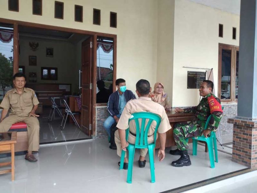 Jalin Kemanunggalan TNI Rakyat, Babinsa Koramil Talang Lakukan Komsos Dengan Perangkat Desa