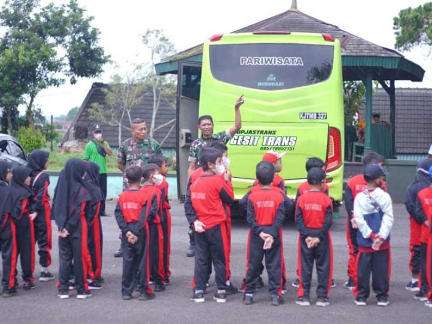 Puluhan Anak SD N 1 Jingkang Gerudug Kodim Banyumas