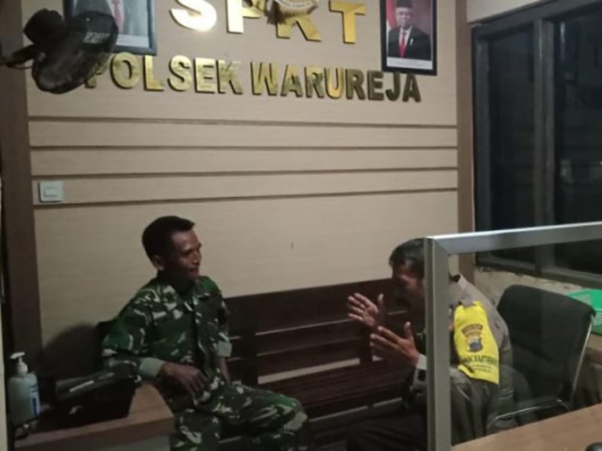 Babinsa Koramil 04 Warureja Komsos Dengan Anggota Polsek