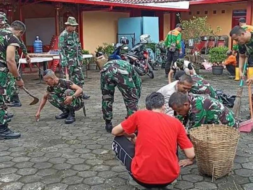 Kodim Purbalingga Bersama Lintas Komunitas Bersihkan Tempat Ibadah