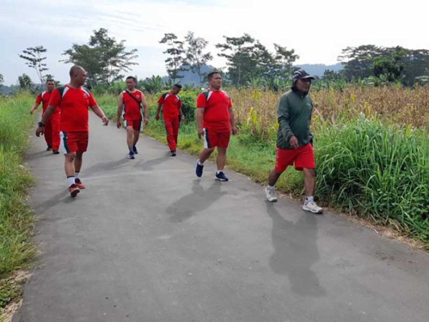Jaga Imun Tubuh, Koramil Lebaksiu Laksanakan Jalan Sehat