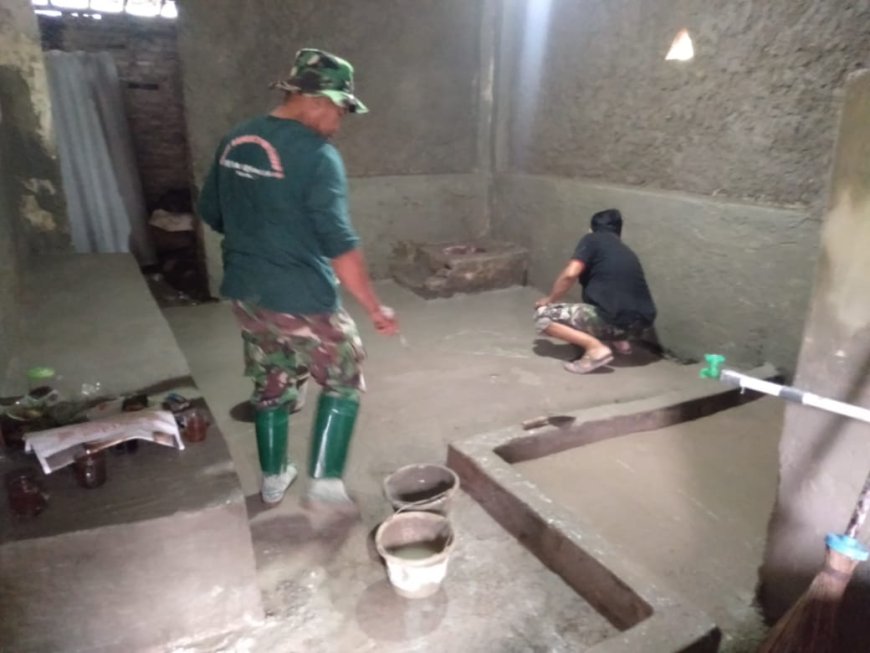 Manunggal Bersama Rakyat, Babinsa Koramil Adwerna Bantu Renovasi Rumah Warga