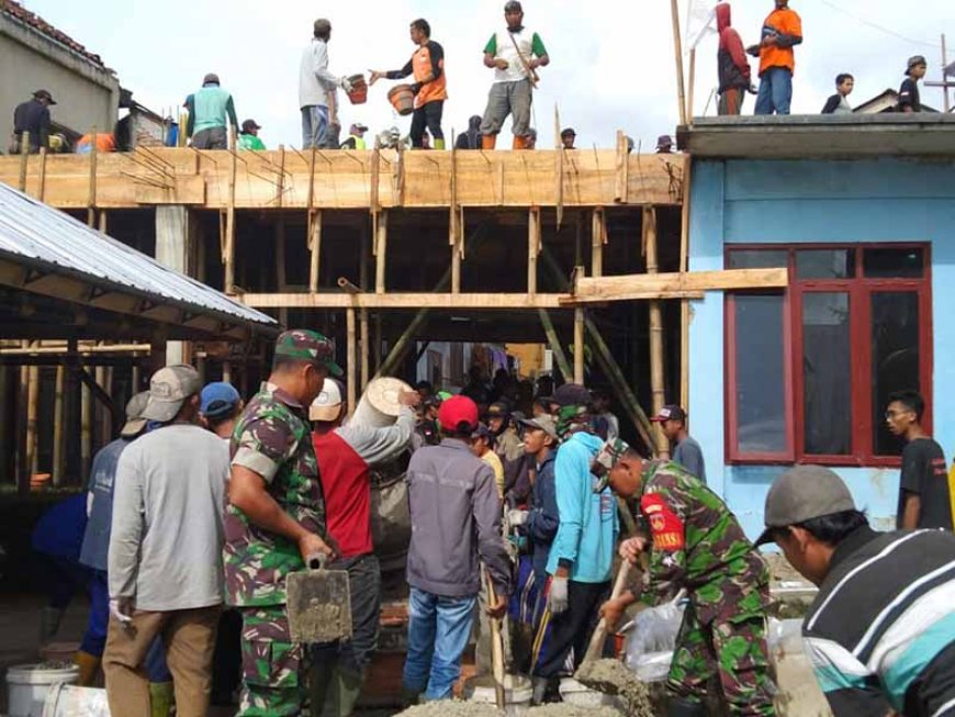 Kerja Sama TNI-POLRI dan Warga Karya Bakti Pengecoran Asrama Putri Pondok Pesantren AN-NUR