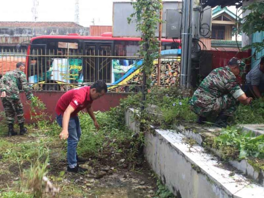 Jelang Imlek, TNI-Polri dan Pemcam Sokaraja Bersihkan Klenteng