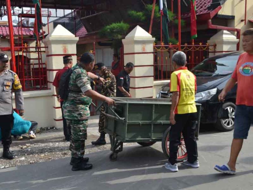 Jaga Toleransi Antar Umat Beragama, Kodim Tegal Bersama Lintas Agama Dan Lintas Instansi Bersihkan Klenteng Menjelang Imlek