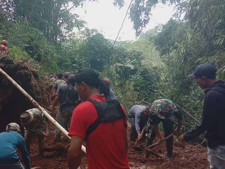 Babinsa Bersama Masyarakat Kerja Bakti Bersihkan Tebing Longsor