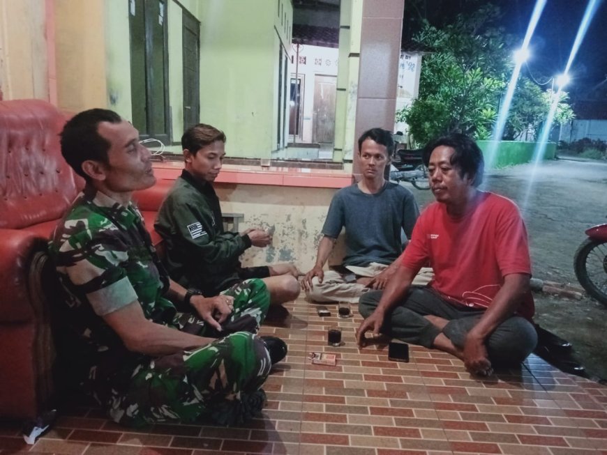 Komsos Di Malam Hari, Babinsa Talang Pantau Situasi Wilayah Binaan