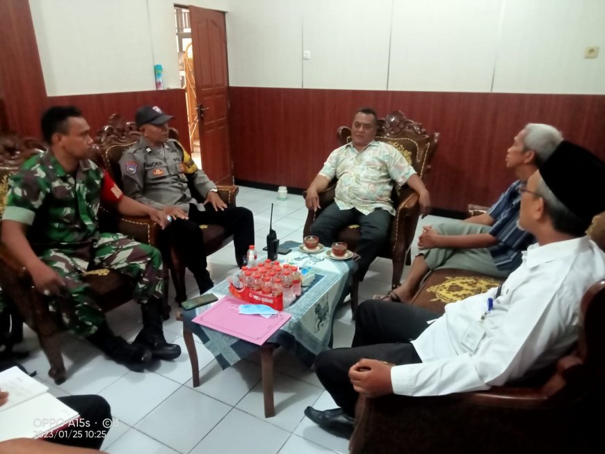Babinsa Koramil Tegal Barat Rembug Kamtibmas Bersama Lurah Kemandungan