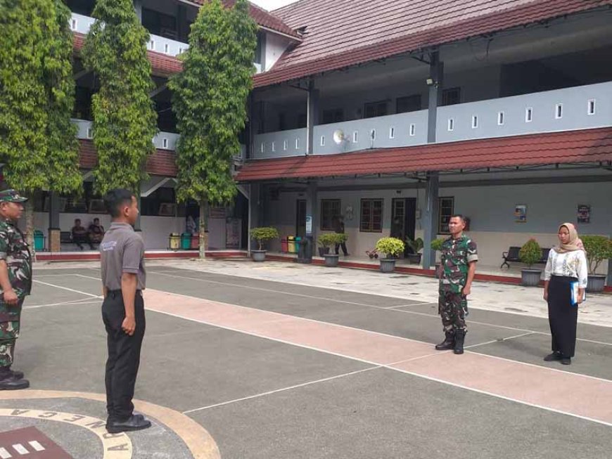 Petugas Upacara Bendera di SMAN 1 Banjarnegara Disiapkan untuk Hari Senin